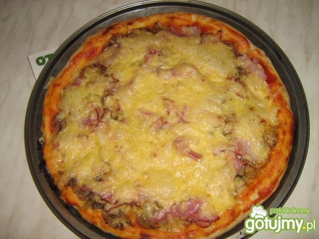 Pizza z szynką i pieczarkami. Pizza z szynką i pieczarkami.