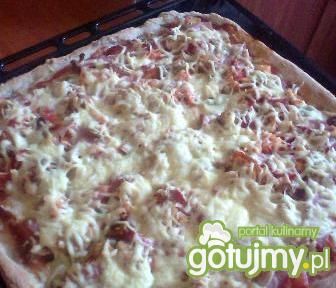 Pizza z szynką i pieczarkową sałatką