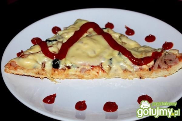 Pizza z szynką i pomidorami