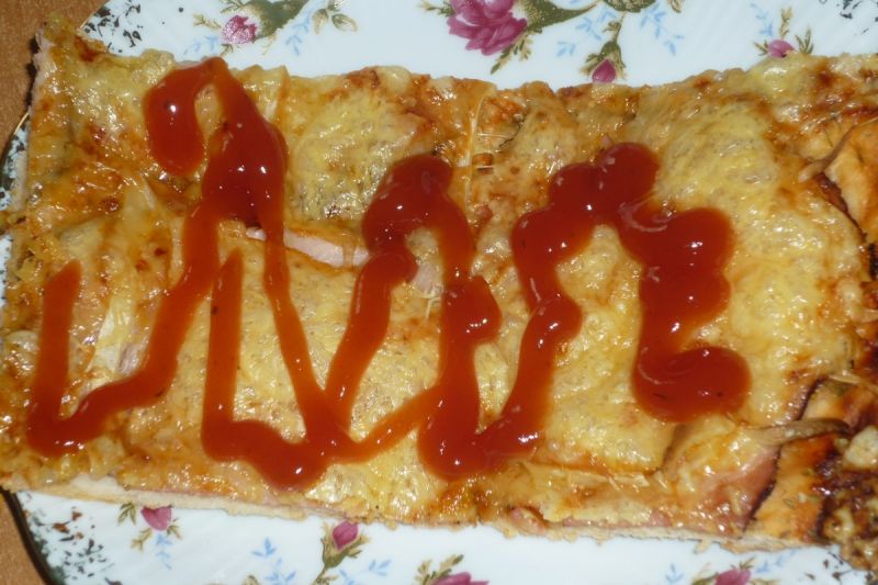 Pizza z szynką i serem Pizza z szynką i serem