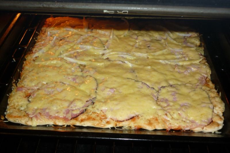 Pizza z szynką i serem