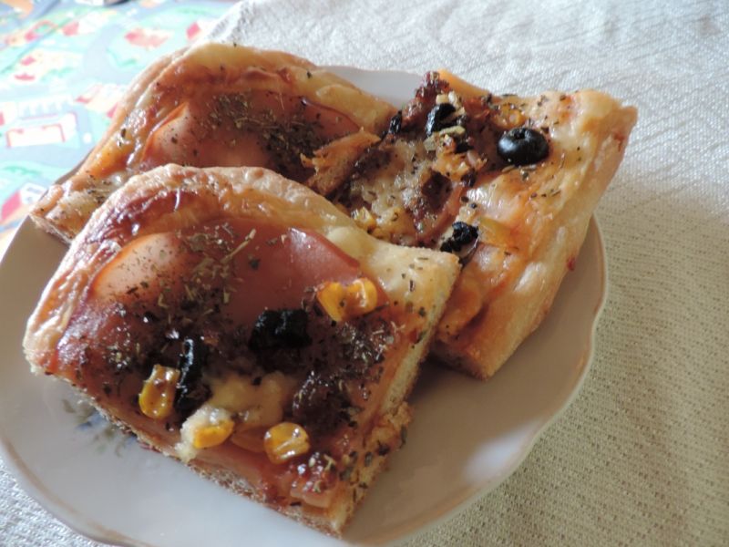 Pizza z szynką i suszonymi pomidorami Pizza z szynką i suszonymi pomidorami
