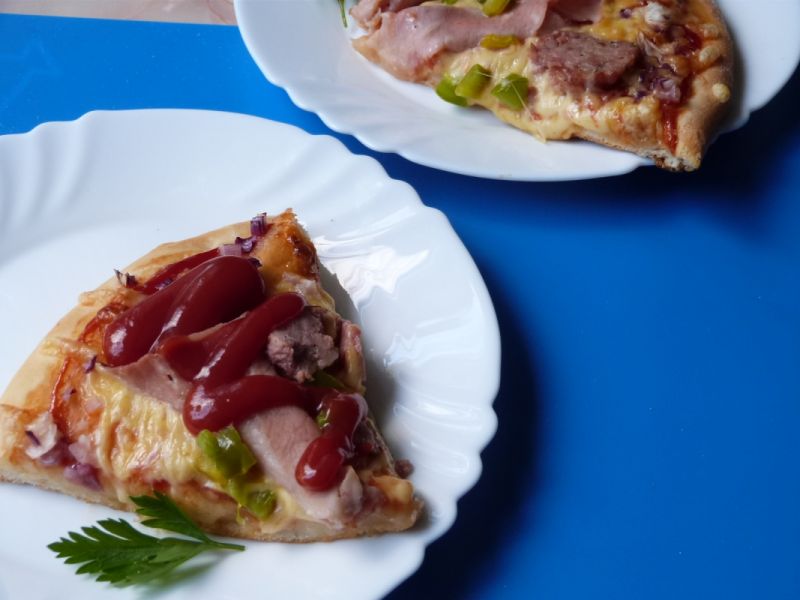 Pizza z szynką i wiejską kiełbasą Pizza z szynką i wiejską kiełbasą