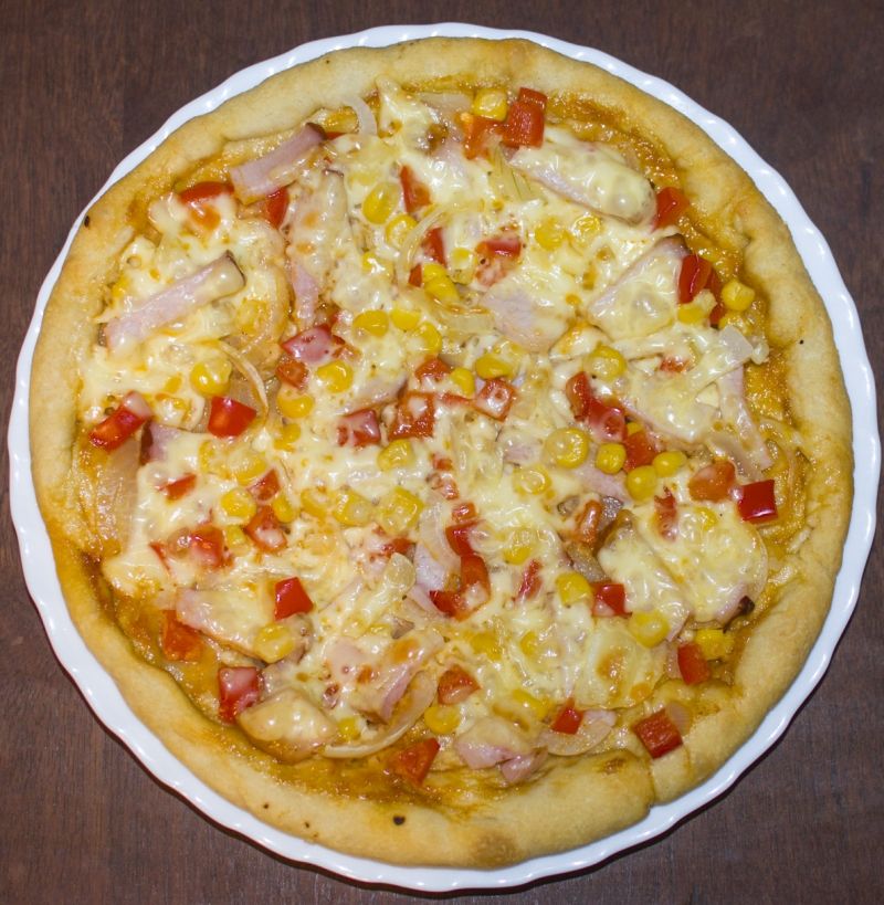 Pizza z szynką, kukurydzą, cebulą i papryką 