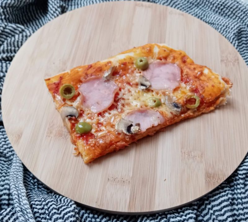 Pizza z szynką kurczakiem i oliwkami Pizza z szynką kurczakiem i oliwkami