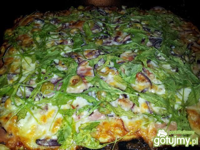Pizza z szynką, mozarellą i rucolą