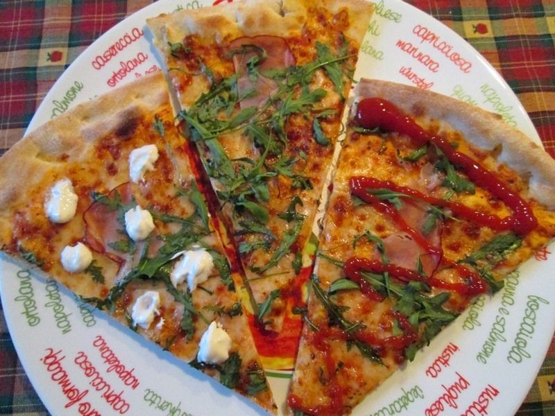 Pizza z szynką mozzarellą i rukolą Pizza z szynką mozzarellą i rukolą