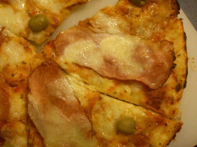 Pizza z szynką na cieście makaronowym Pizza z szynką na cieście makaronowym