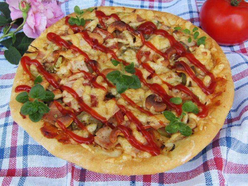 Pizza z szynką, ogórkiem i orzechami nerkowca Pizza z szynką, ogórkiem i orzechami nerkowca