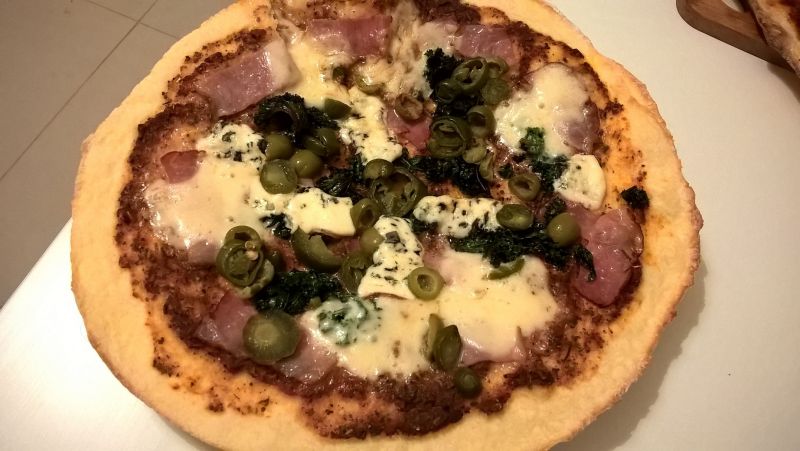 Pizza z szynką parmeńską i jarmużem