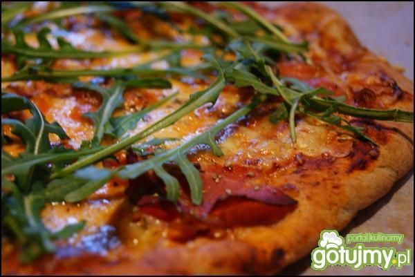 Pizza z szynką parmeńską i rukolą