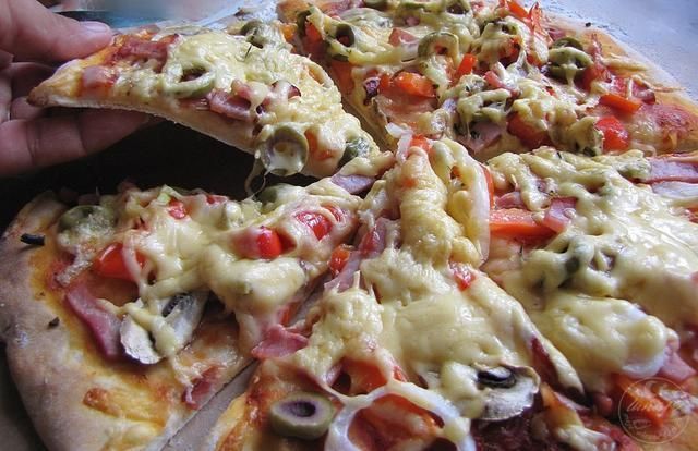 Pizza z szynką pieczarkami i oliwkami