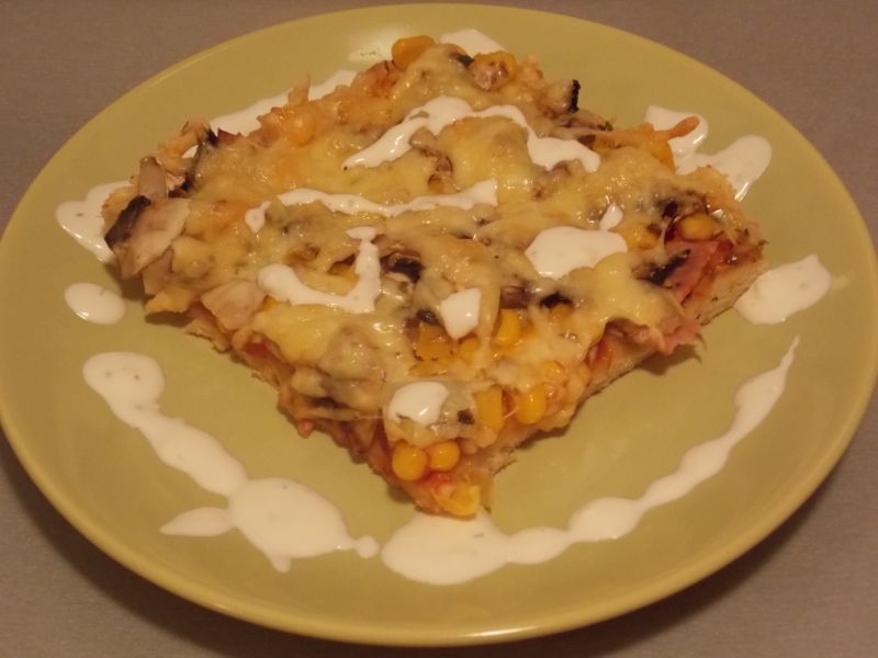 Pizza z szynką, pieczarkami, kukurydzą i serem Pizza z szynką, pieczarkami, kukurydzą i serem