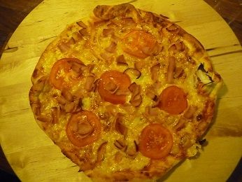 Pizza z szynką, pomidorami i cebulą Pizza z szynką, pomidorami i cebulą