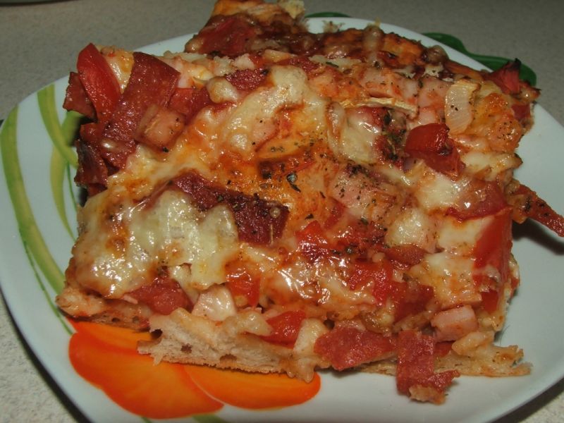 Pizza z szynką, salami i papryką