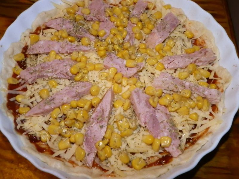 Pizza z szynką, serem i kukurydzą