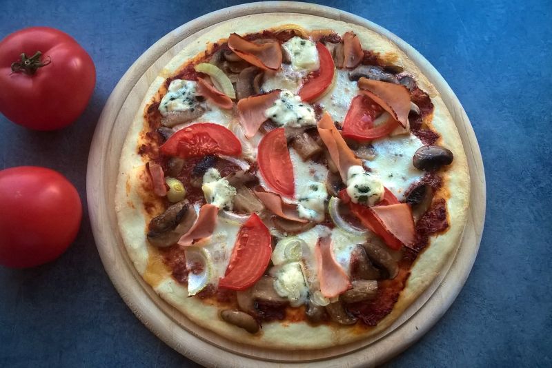 Pizza z szynką, serem, pomidorem i pieczarkami Pizza z szynką, serem, pomidorem i pieczarkami