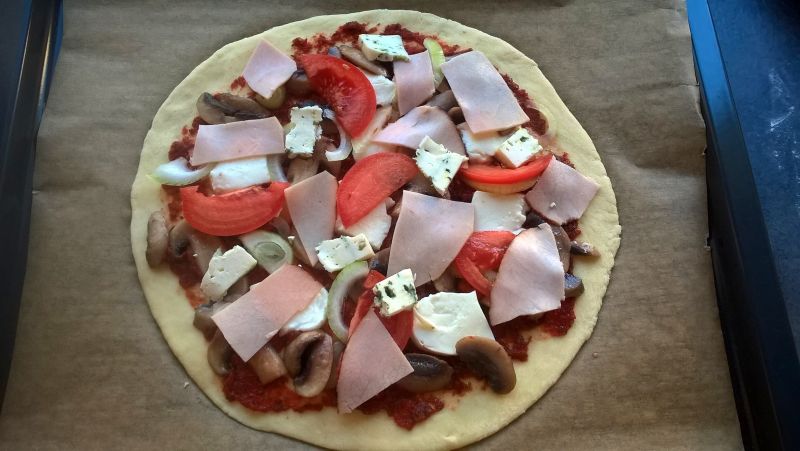 Pizza z szynką, serem, pomidorem i pieczarkami