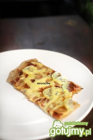 Pizza z szynką sojową i świeżymi ogórkam