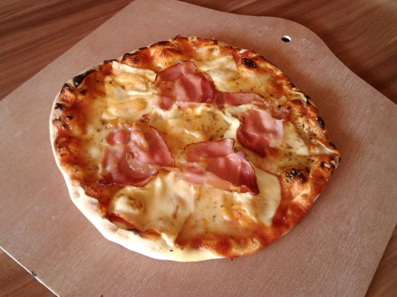 Pizza z szynką szwarcwaldzką na kamieniu