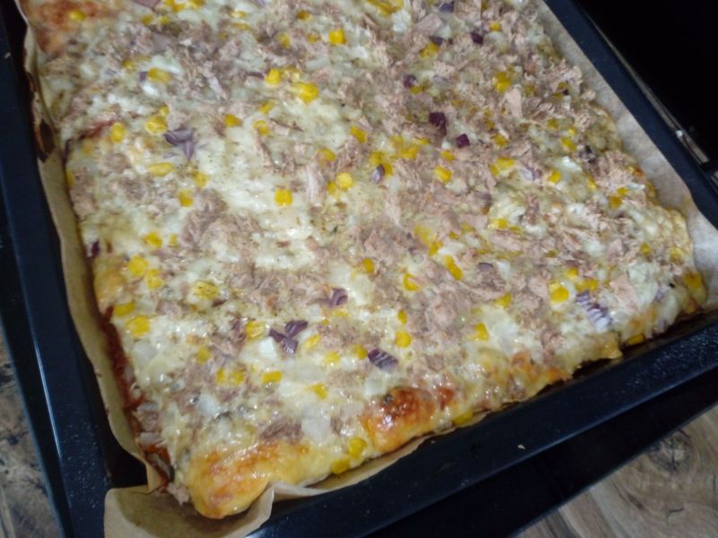 Pizza z tuńczykiem Pizza z tuńczykiem