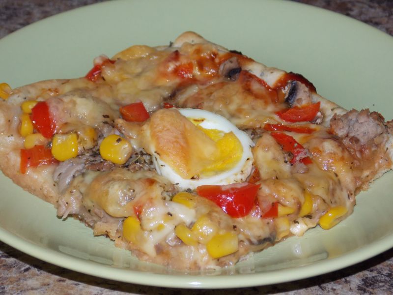 Pizza z tuńczykiem i jajkiem