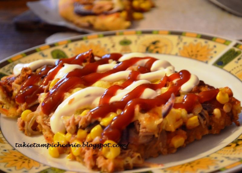 Pizza z tuńczykiem i kukurydzą