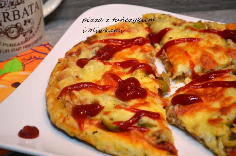 Pizza z tuńczykiem i oliwkami  
