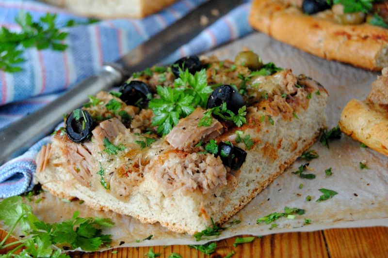 Pizza z tuńczykiem i oliwkami