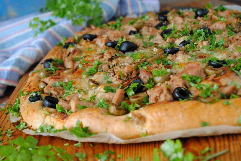 Pizza z tuńczykiem i oliwkami
