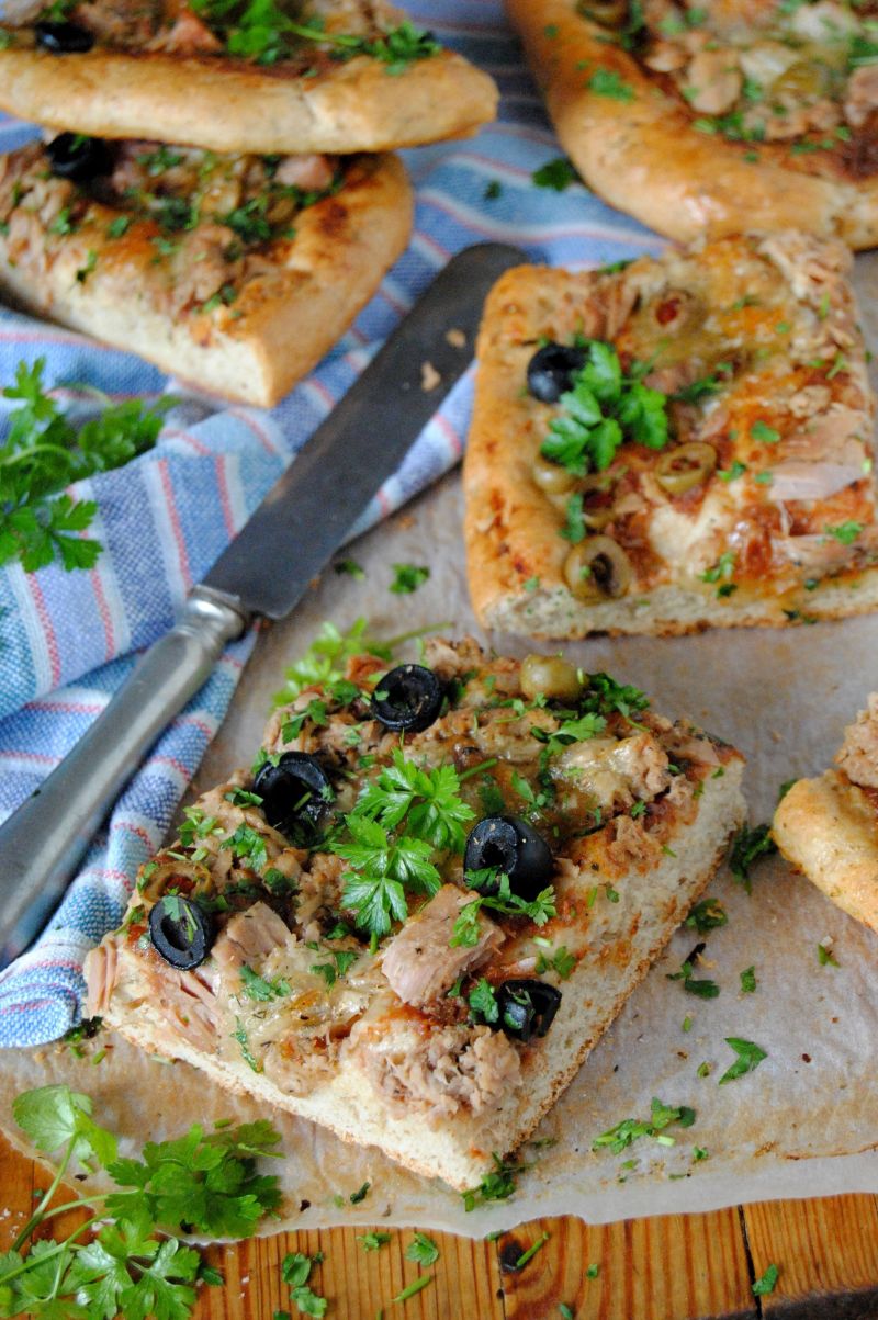Pizza z tuńczykiem i oliwkami