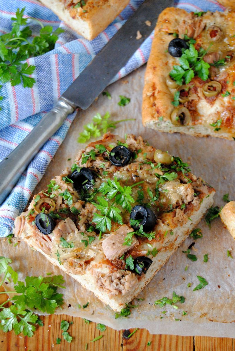Pizza z tuńczykiem i oliwkami