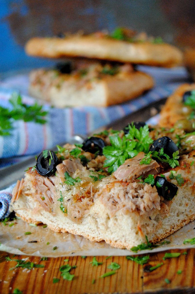 Pizza z tuńczykiem i oliwkami
