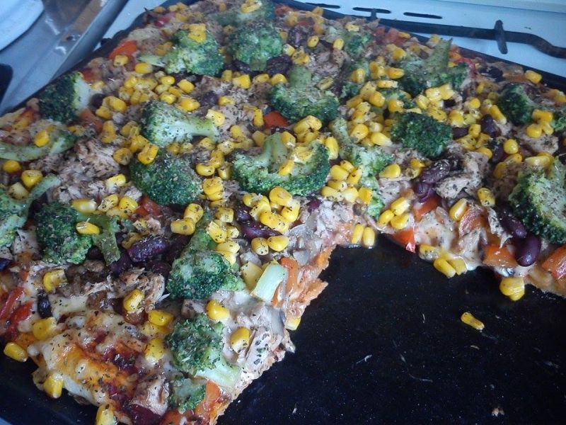Pizza z tuńczykiem i warzywami