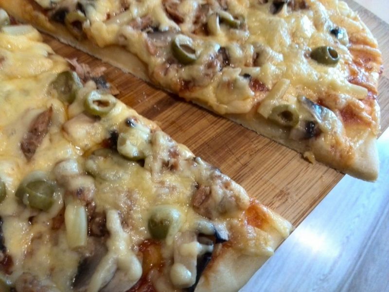 Pizza z tuńczykiem na cieście "piwnym" Pizza z tuńczykiem na cieście "piwnym"