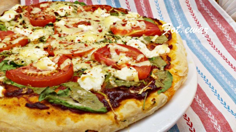 Pizza z warzywami i fetą Pizza z warzywami i fetą