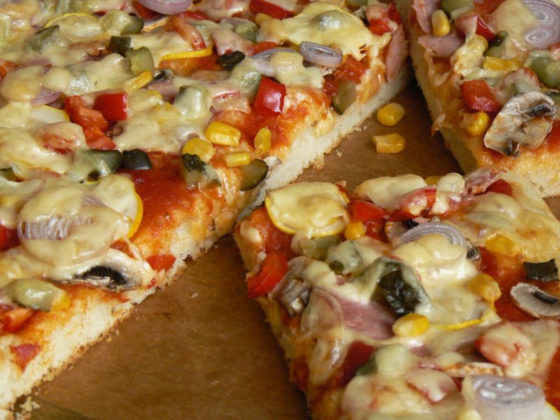 Pizza z warzywami i sosem ze świeżych pomidorów Pizza z warzywami i sosem ze świeżych pomidorów