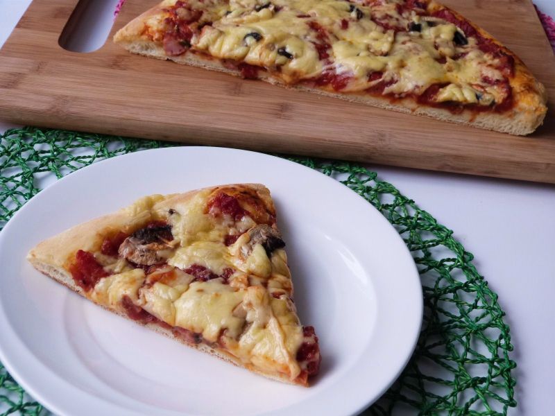 Pizza z wędliną i pieczarkami