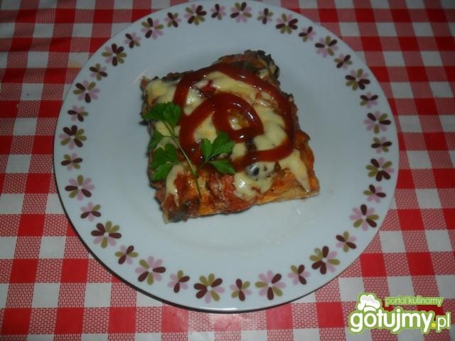 Pizza z wędliną i pieczarkami