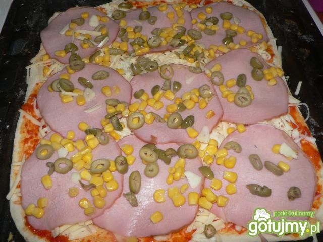 Pizza z wędliną i zielonymi oliwkami