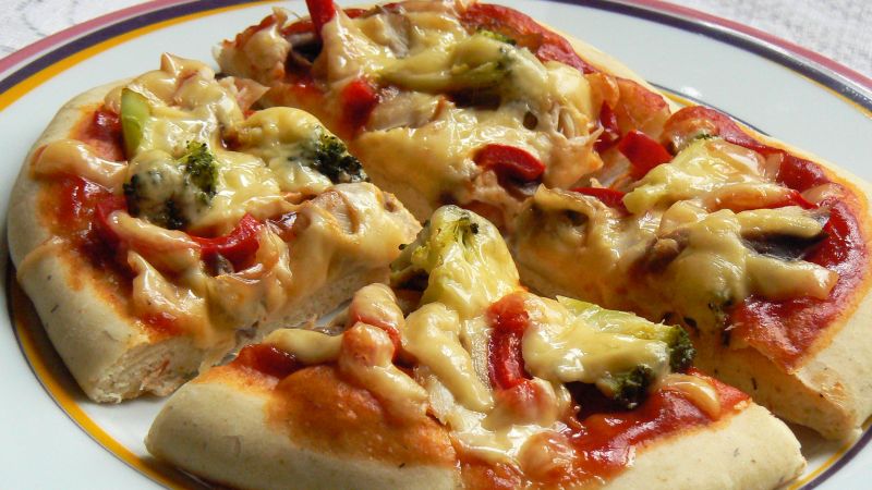 Pizza z wędzoną makrelą