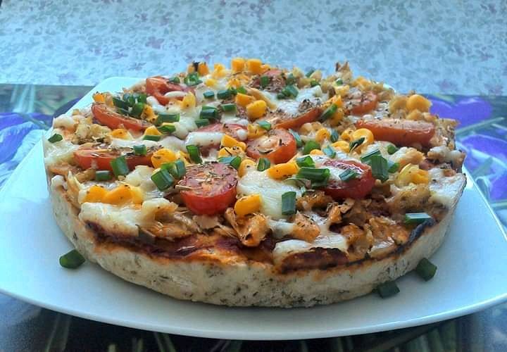 Pizza z wędzoną makrelą i pomidorkami Pizza z wędzoną makrelą i pomidorkami