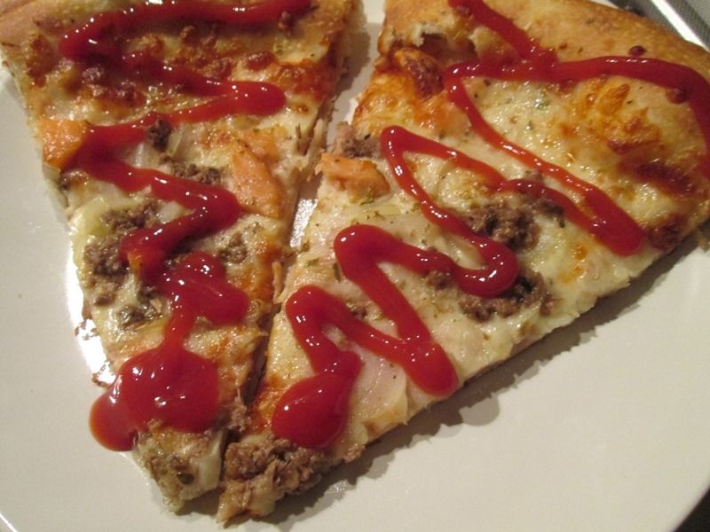 Pizza z wędzonym łososiem i tuńczykiem