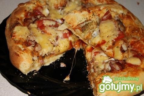 Pizza z wędzonym udkiem i siedmiolatką  Pizza z wędzonym udkiem i siedmiolatką