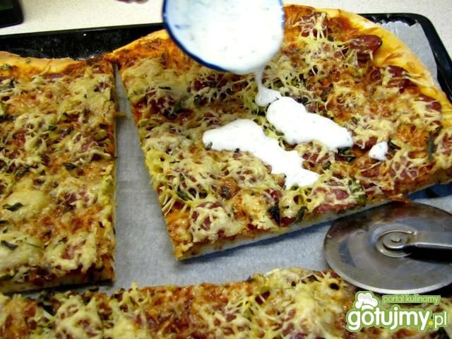 Pizza z wiejską kiełbasą Pizza z wiejską kiełbasą