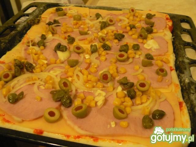 Pizza z zielonymi oliwkami i salami