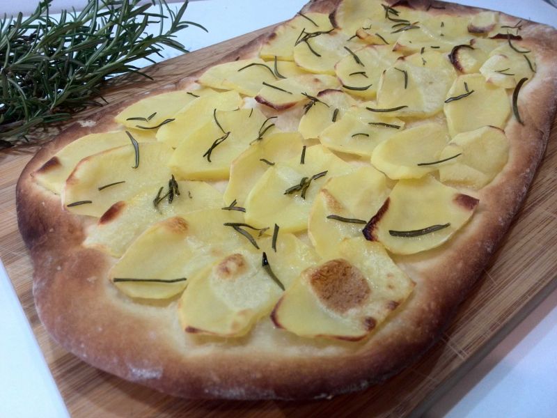 Pizza z ziemniakami i rozmarynem Pizza z ziemniakami i rozmarynem