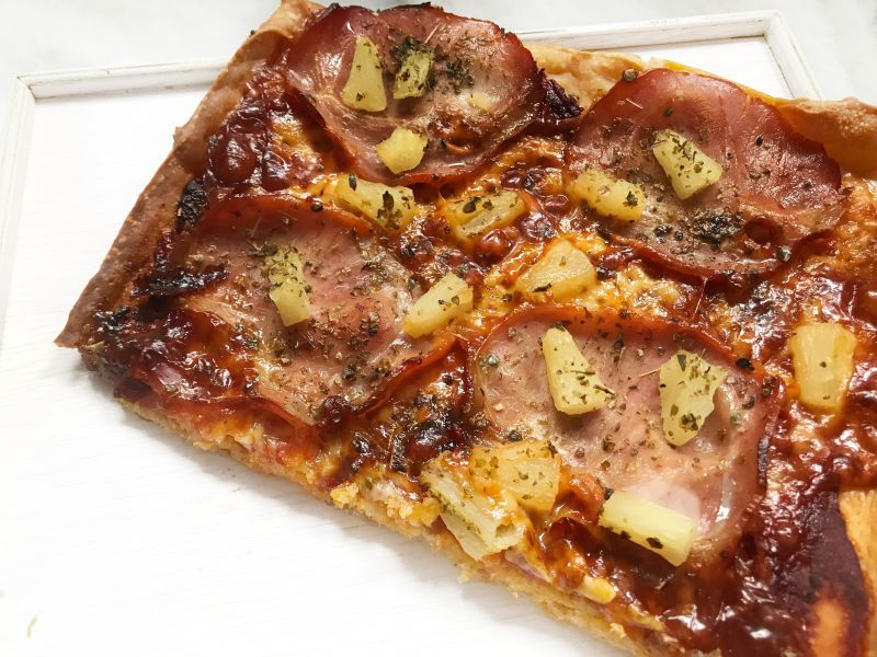 Pizza ze schabem i ananasem Pizza ze schabem i ananasem