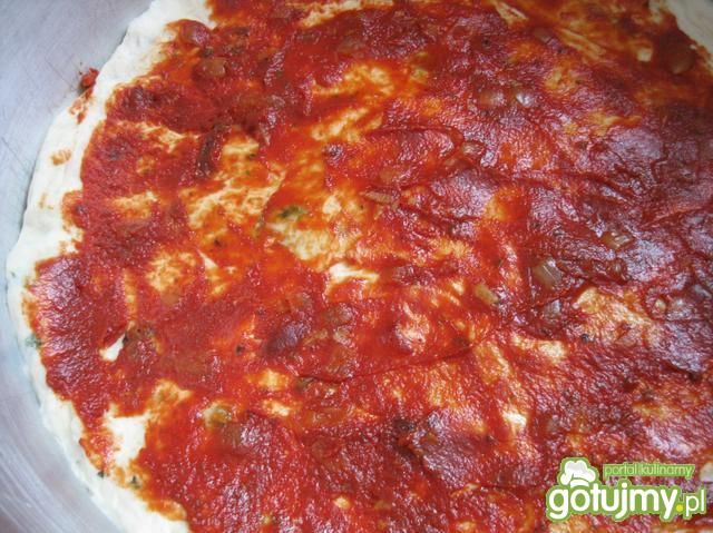 Pizza ze świeżym pomidorem i bazylią