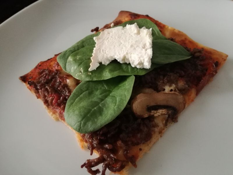 Pizza ze świeżym szpinakiem i wędzonym serem Pizza ze świeżym szpinakiem i wędzonym serem